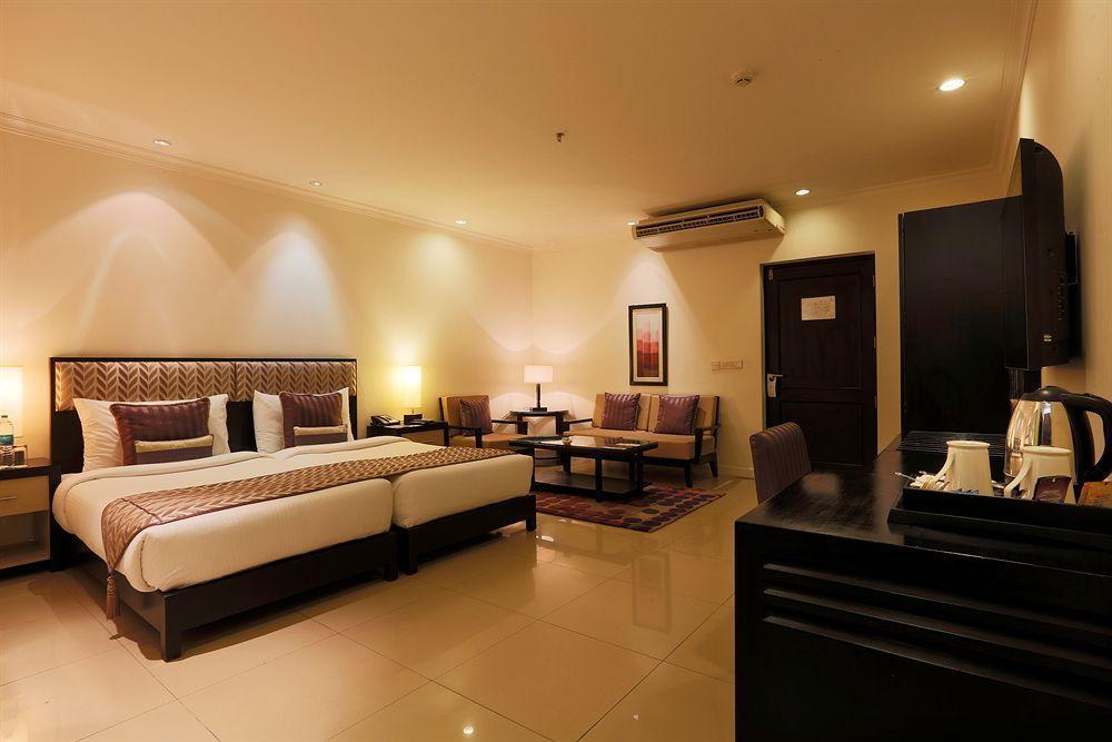 Hotel Townhouse 517 La Sapphire Near Delhi Airport Nueva Delhi Exterior foto