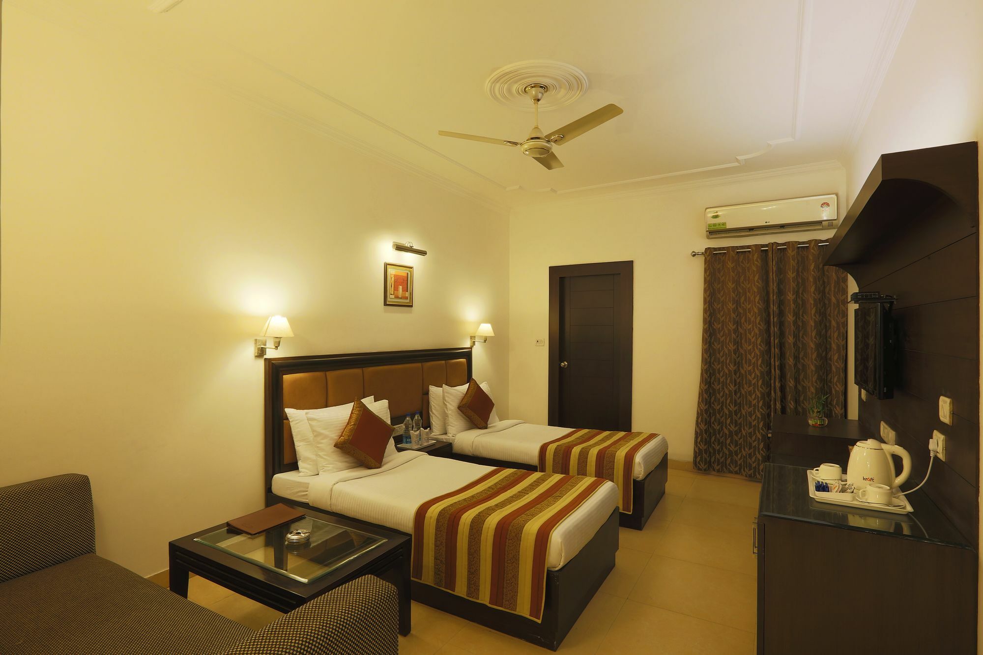 Hotel Townhouse 517 La Sapphire Near Delhi Airport Nueva Delhi Exterior foto